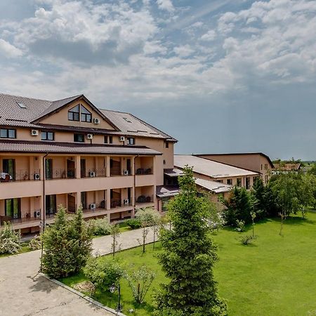 Club Insieme Grand Resort Potlogi Bagian luar foto