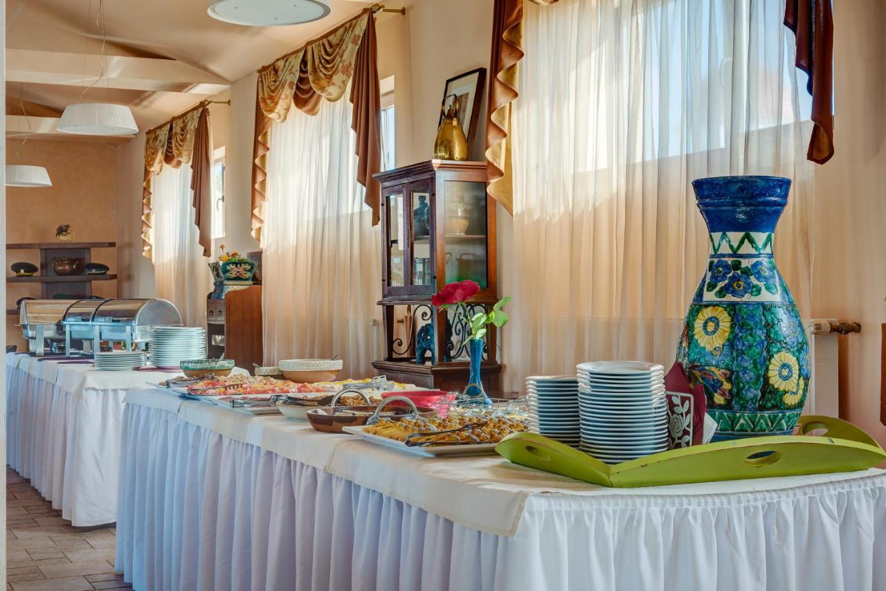 Club Insieme Grand Resort Potlogi Bagian luar foto