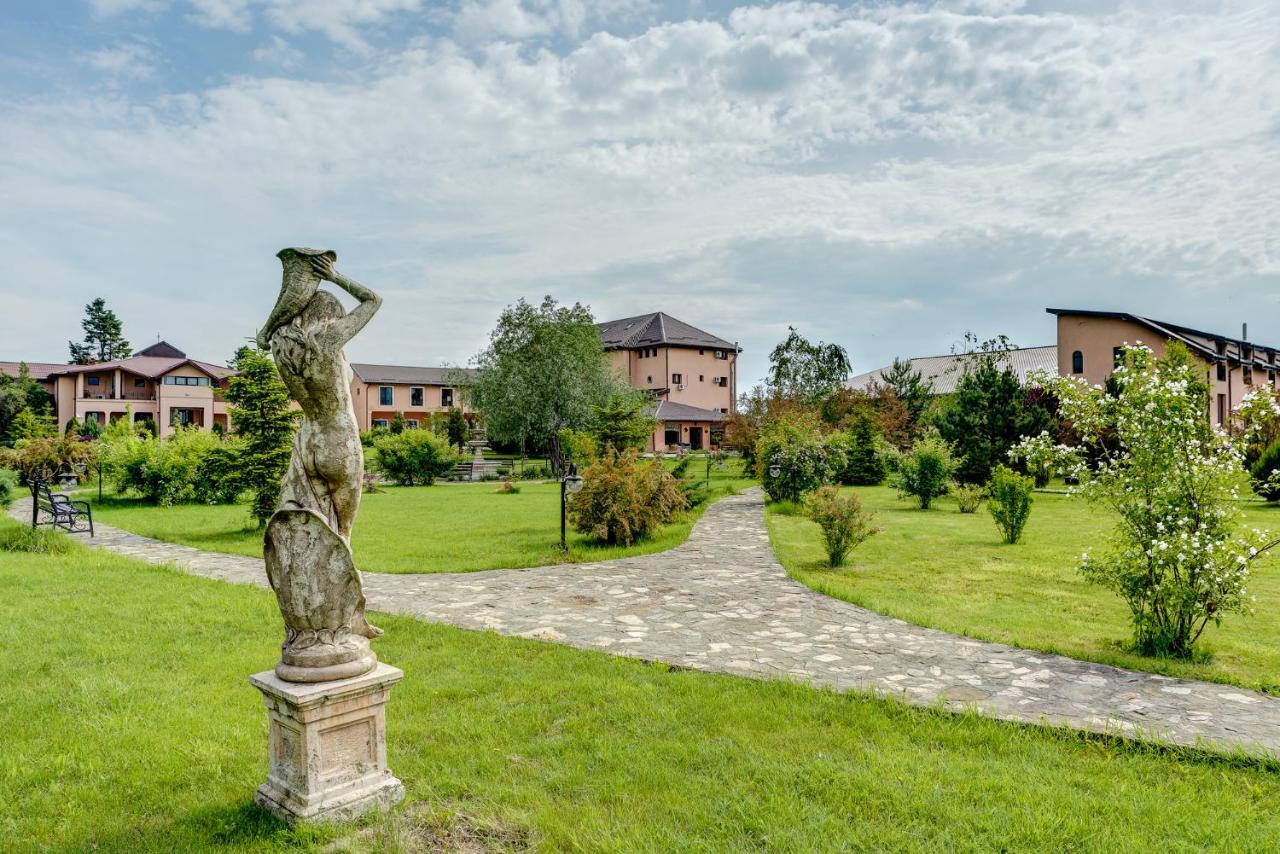 Club Insieme Grand Resort Potlogi Bagian luar foto