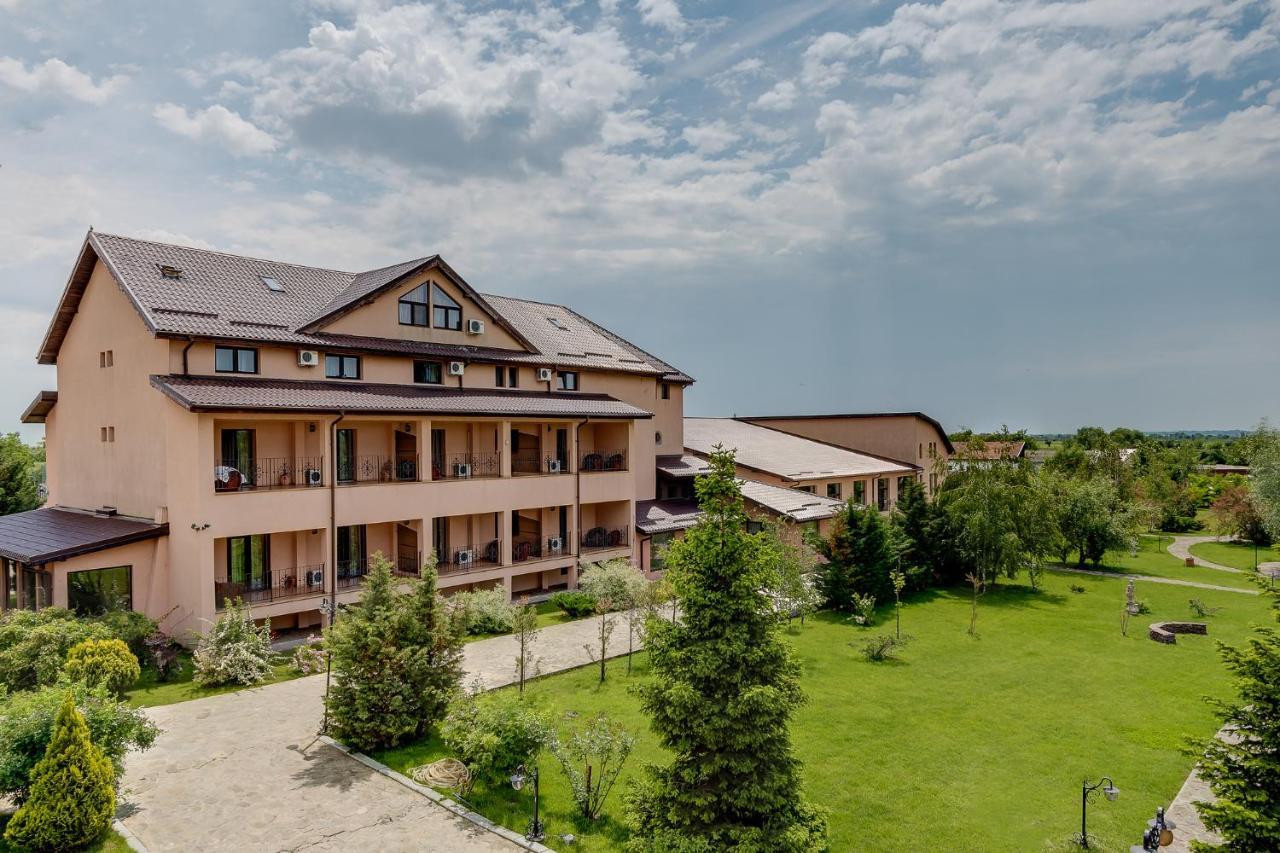 Club Insieme Grand Resort Potlogi Bagian luar foto