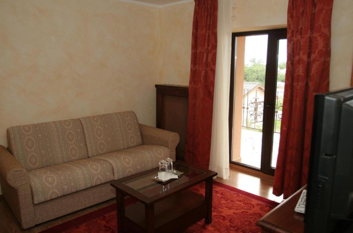 Club Insieme Grand Resort Potlogi Ruang foto