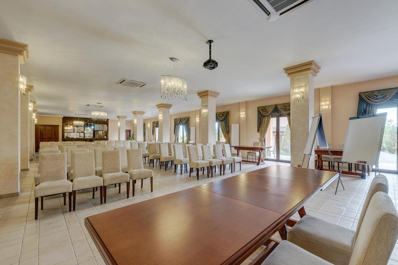 Club Insieme Grand Resort Potlogi Bagian luar foto