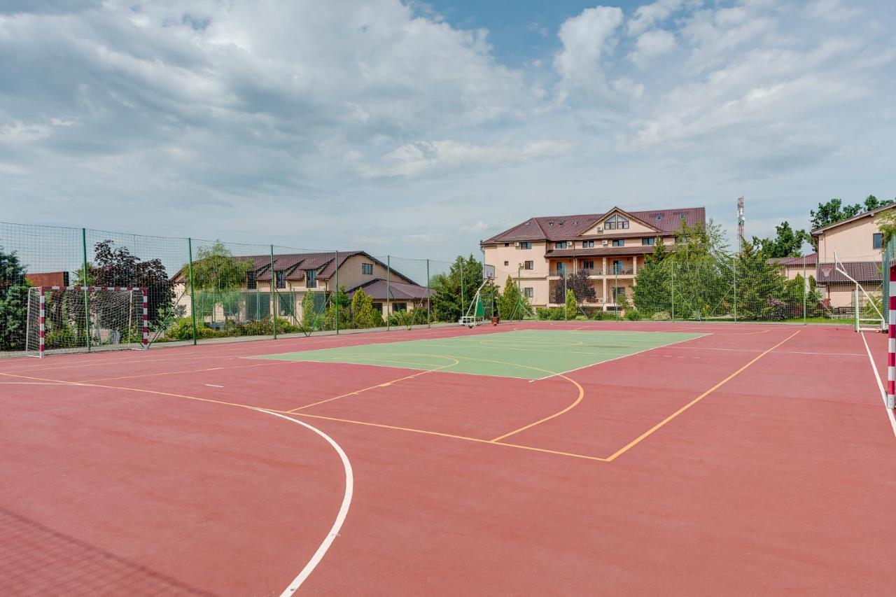 Club Insieme Grand Resort Potlogi Bagian luar foto