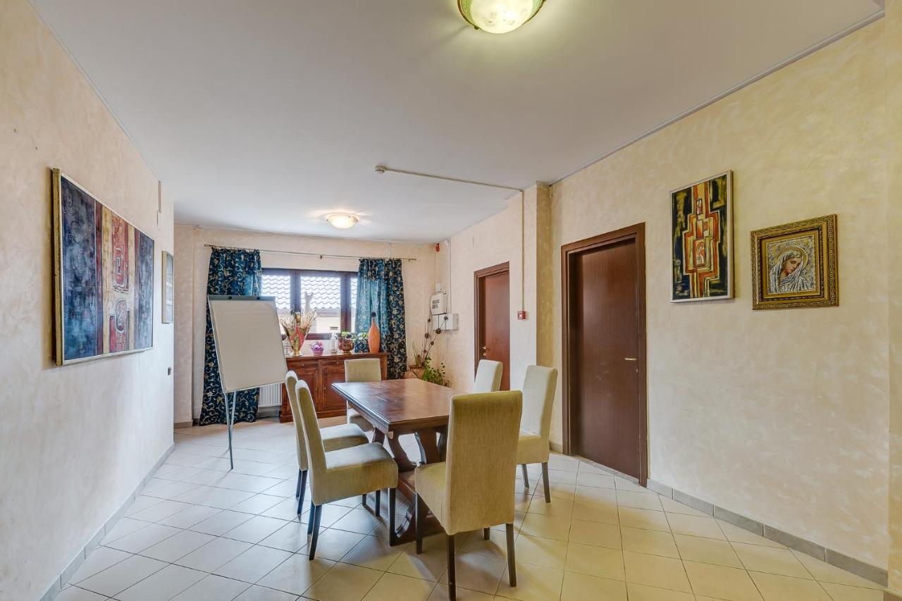 Club Insieme Grand Resort Potlogi Bagian luar foto