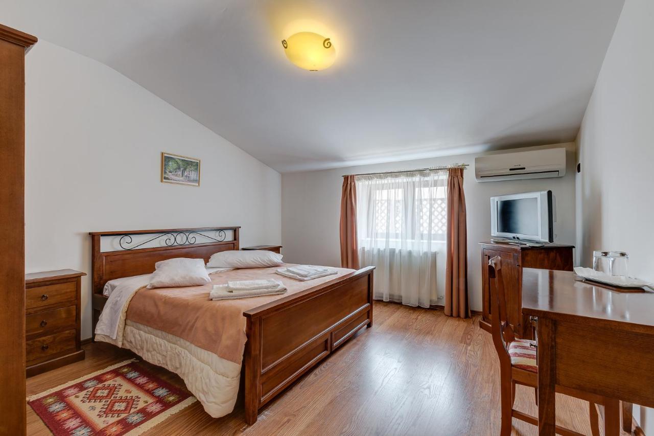 Club Insieme Grand Resort Potlogi Bagian luar foto