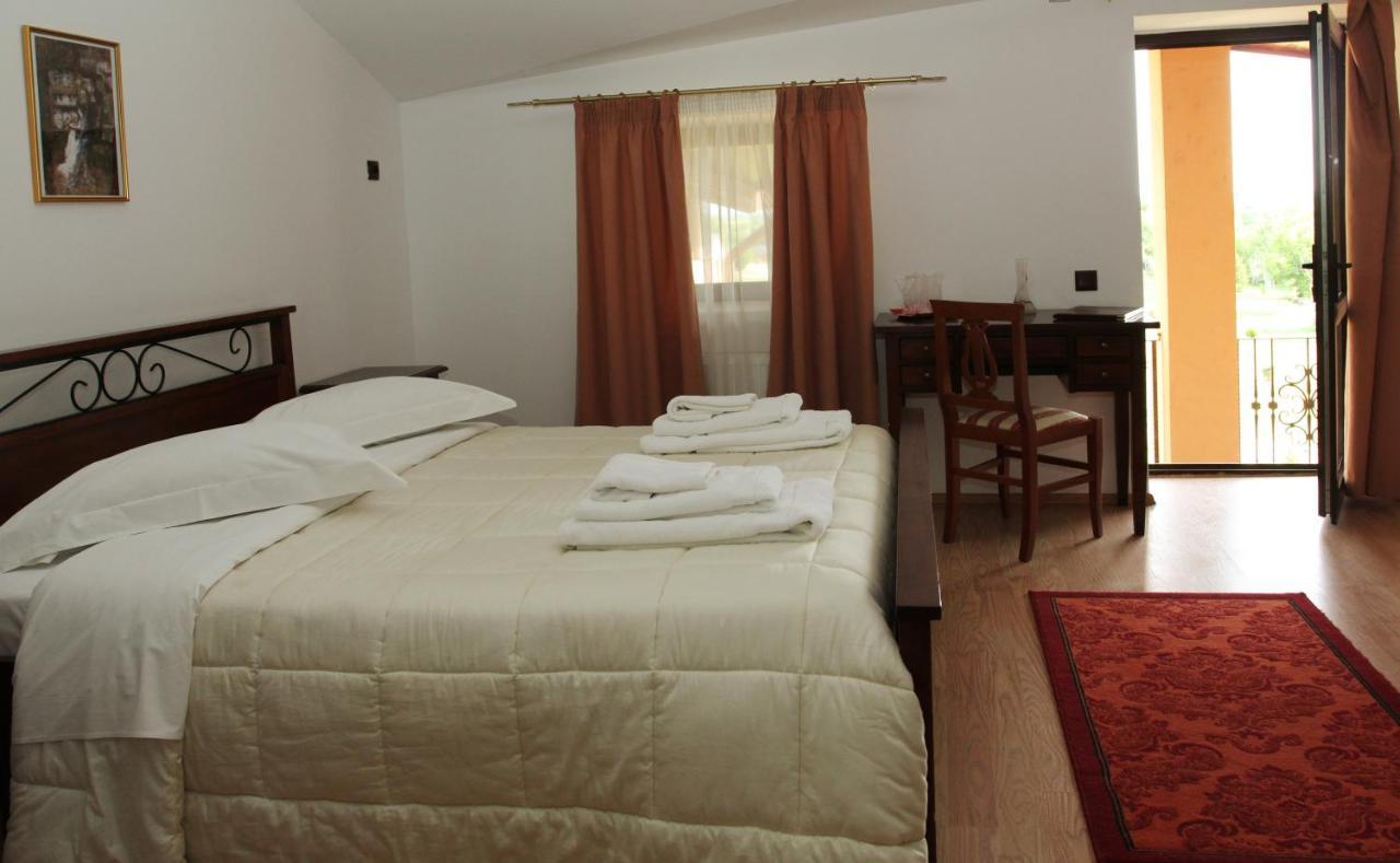 Club Insieme Grand Resort Potlogi Bagian luar foto