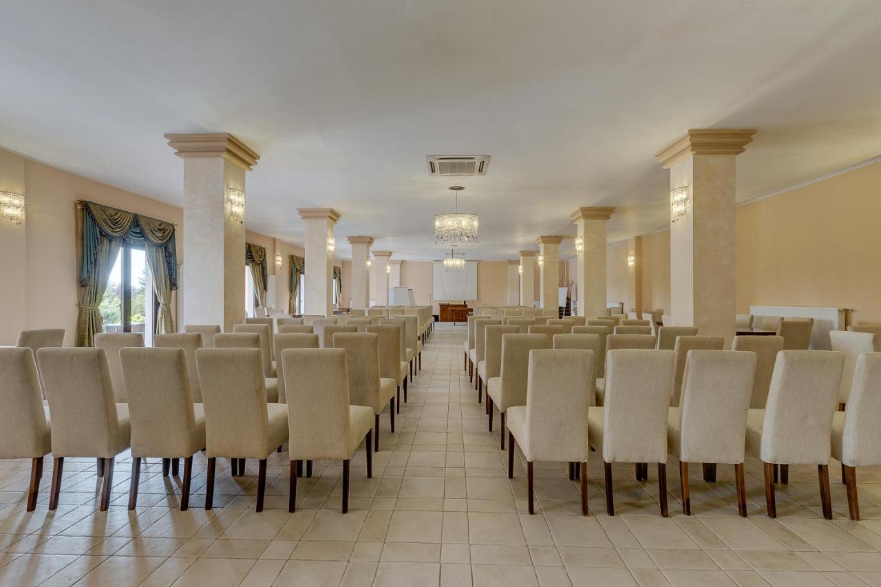 Club Insieme Grand Resort Potlogi Bagian luar foto