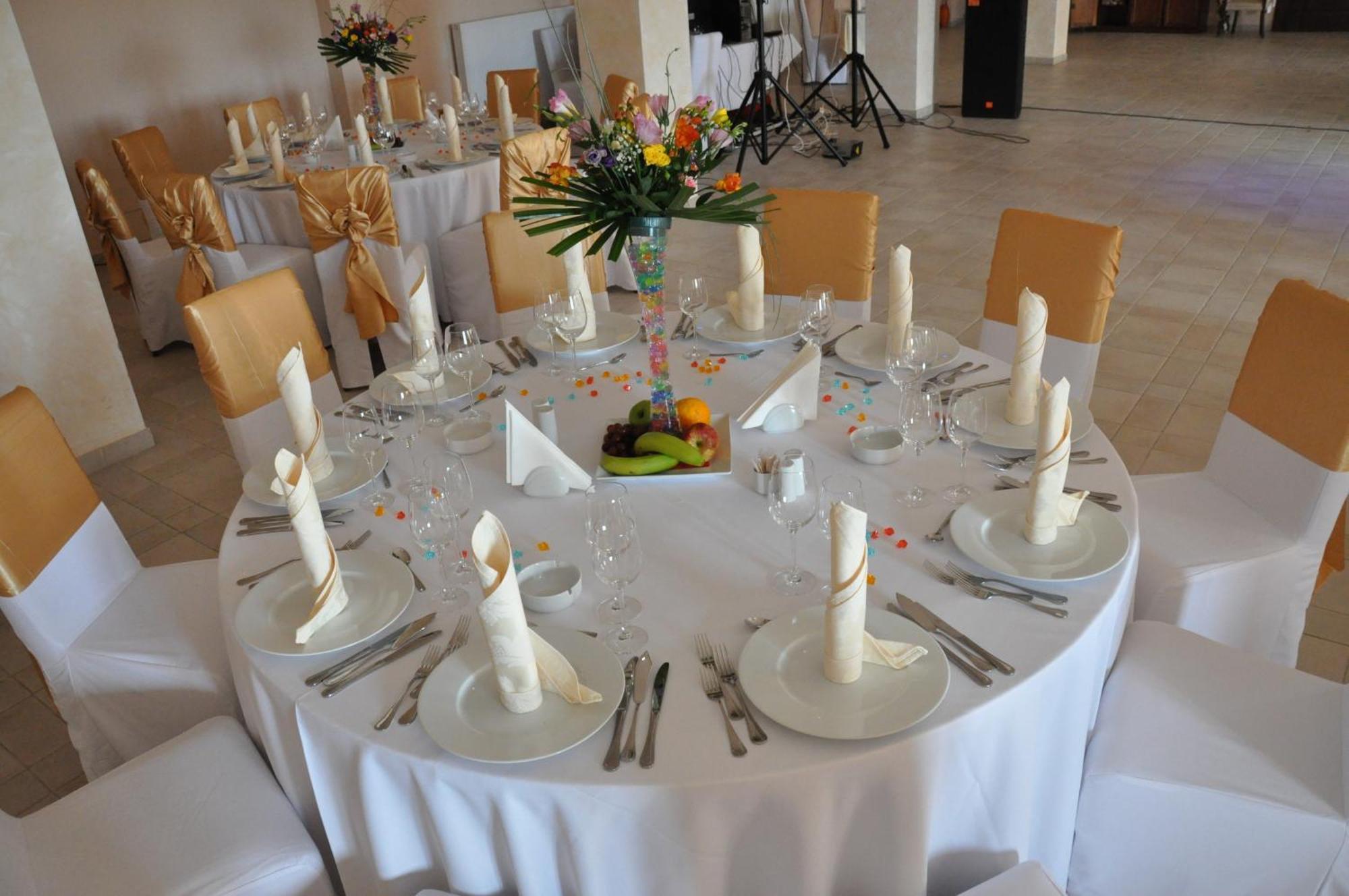 Club Insieme Grand Resort Potlogi Bagian luar foto