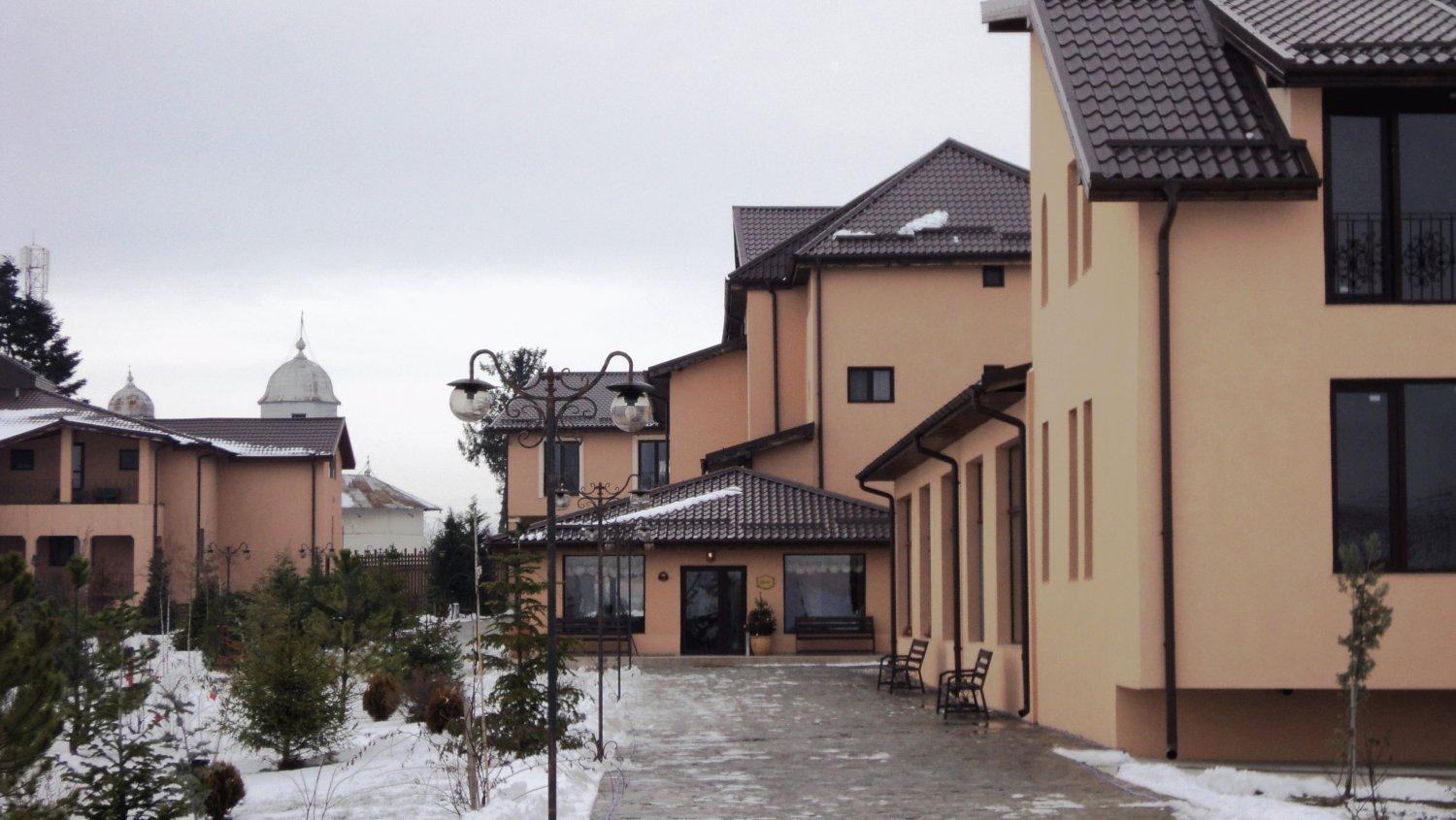 Club Insieme Grand Resort Potlogi Bagian luar foto