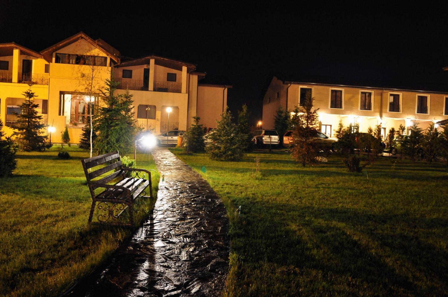 Club Insieme Grand Resort Potlogi Bagian luar foto