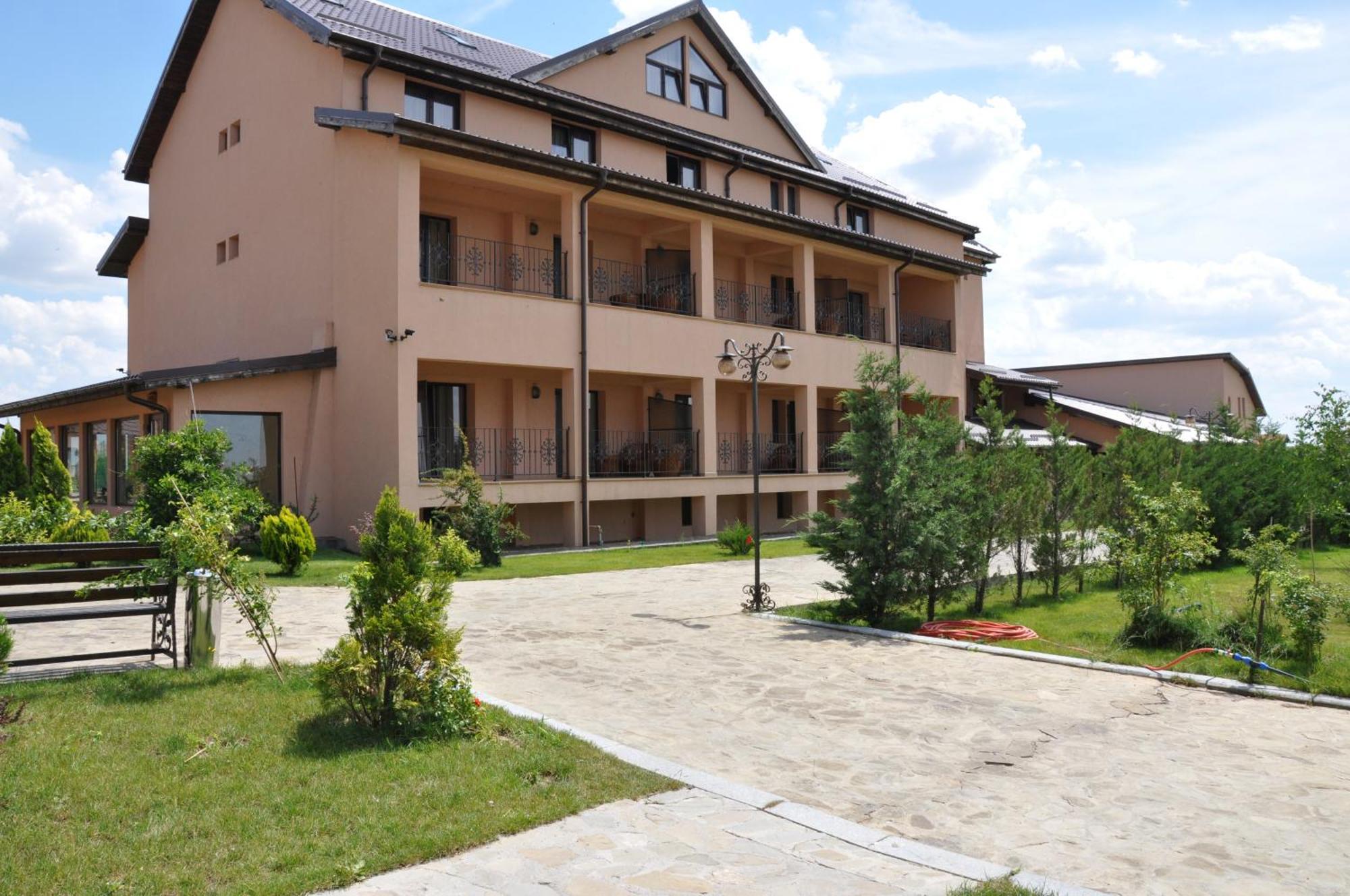 Club Insieme Grand Resort Potlogi Bagian luar foto