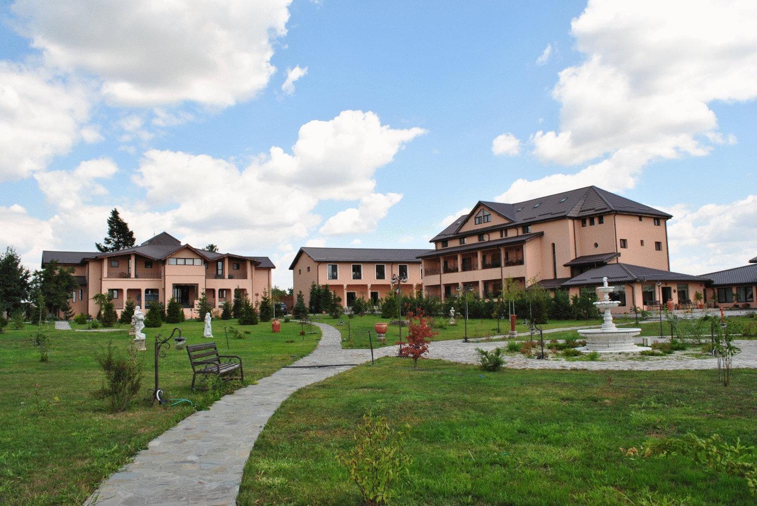 Club Insieme Grand Resort Potlogi Bagian luar foto
