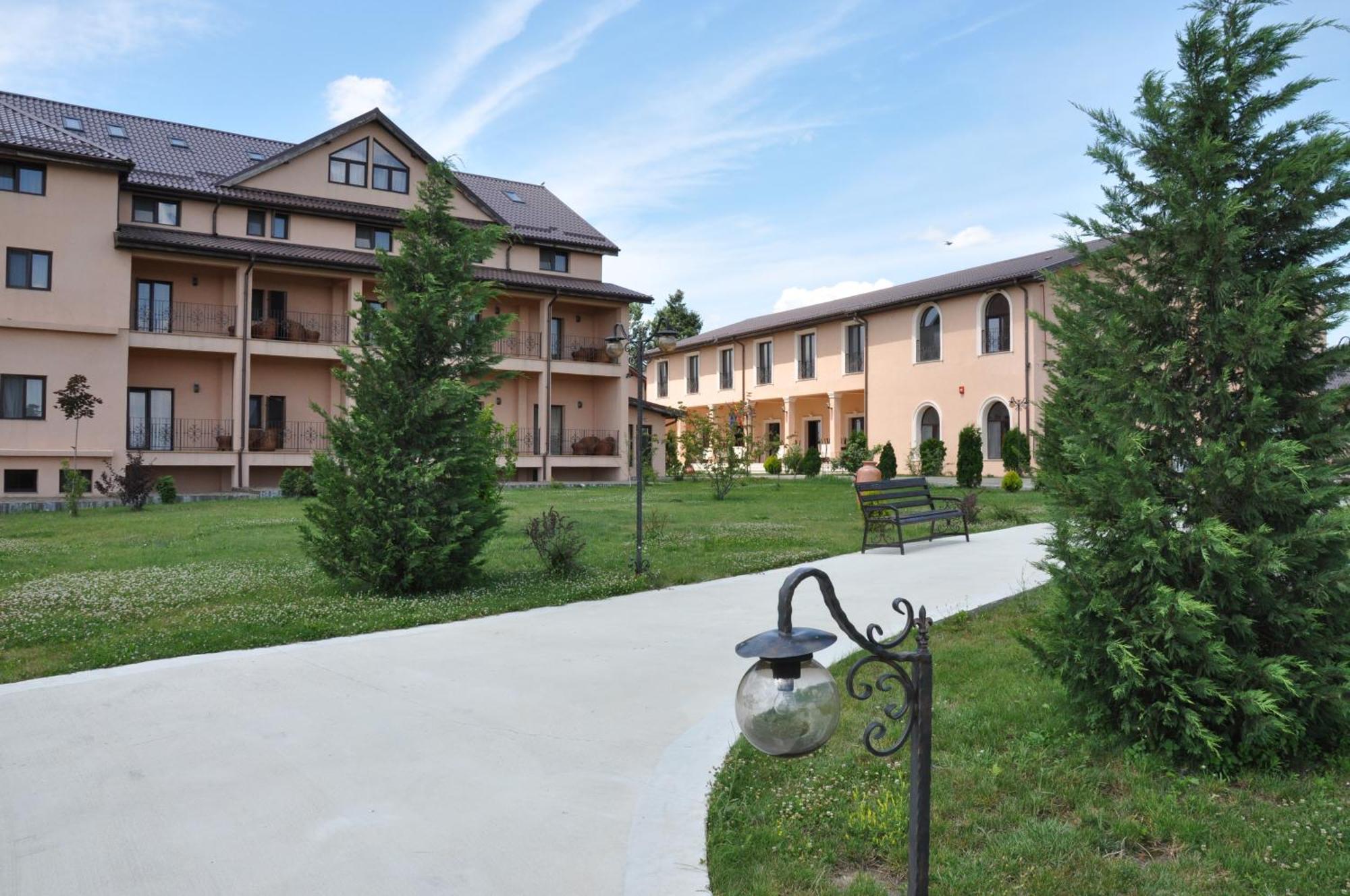 Club Insieme Grand Resort Potlogi Bagian luar foto