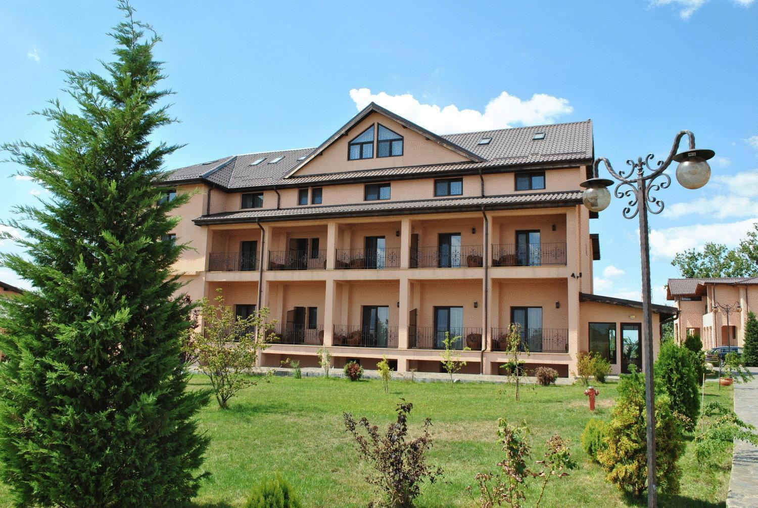 Club Insieme Grand Resort Potlogi Bagian luar foto